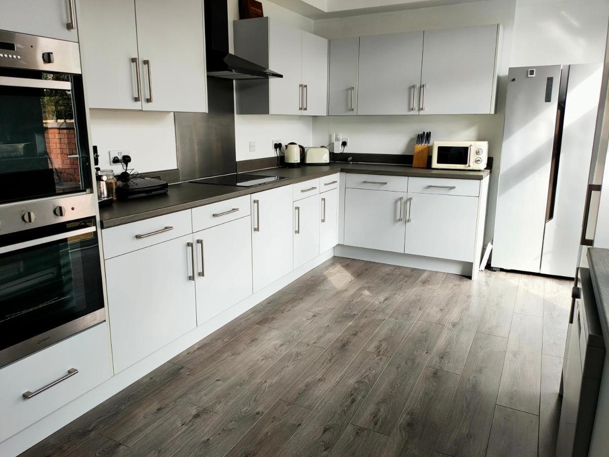 Wentworth Road Accomodation Донкастър Екстериор снимка